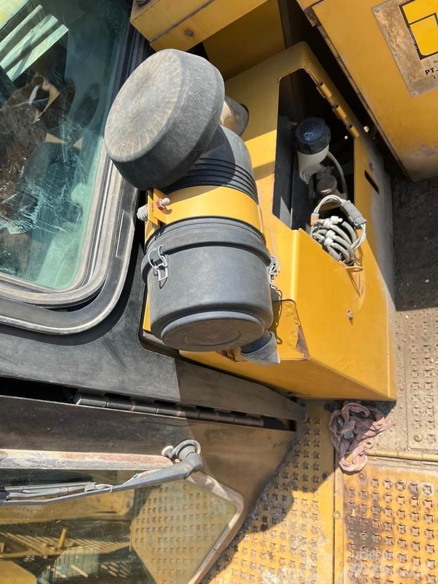 CAT D10T Buldožeri gusjeničari