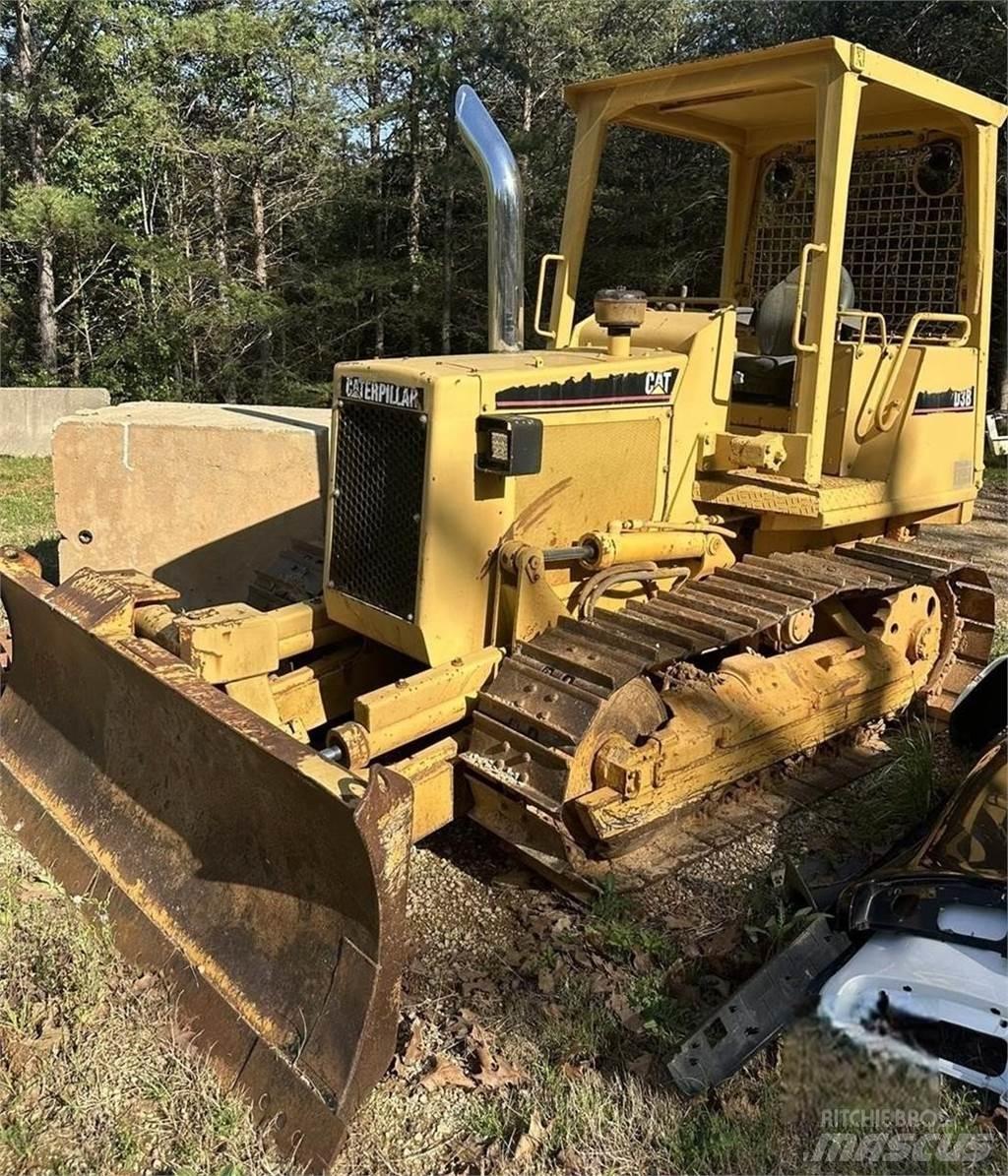CAT D3B Buldožeri gusjeničari