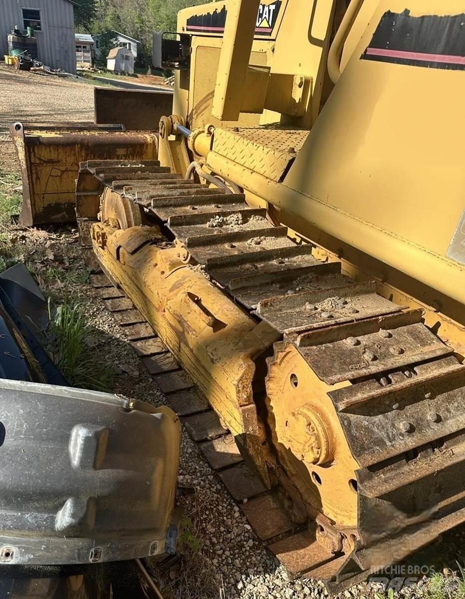 CAT D3B Buldožeri gusjeničari