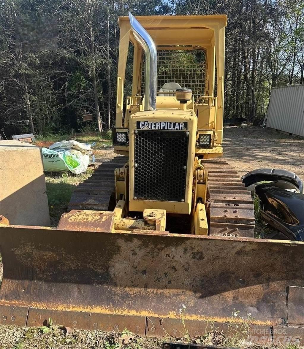 CAT D3B Buldožeri gusjeničari