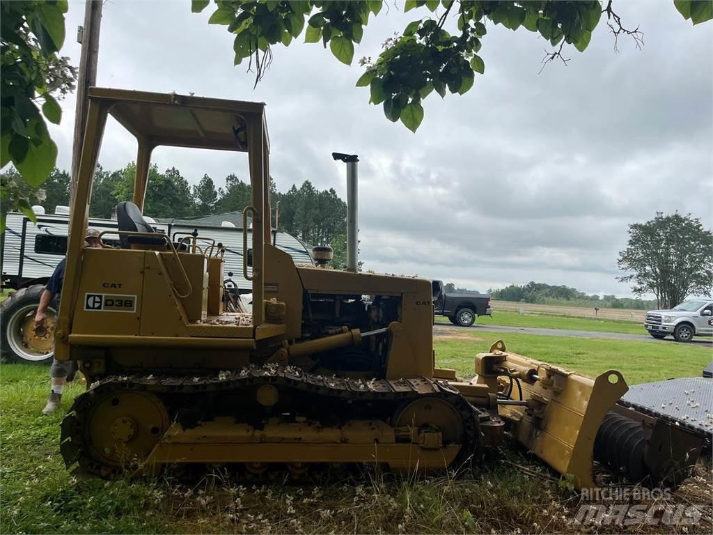 CAT D3B Buldožeri gusjeničari