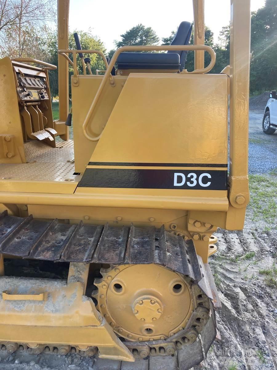 CAT D3C Buldožeri gusjeničari