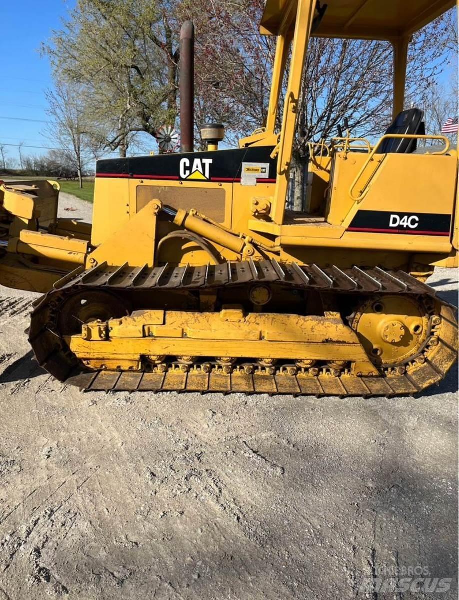 CAT D4C Buldožeri gusjeničari