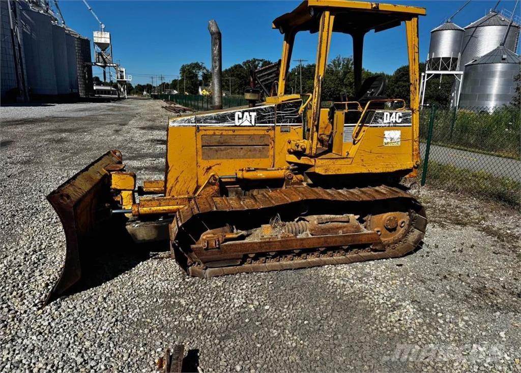 CAT D4C Buldožeri gusjeničari