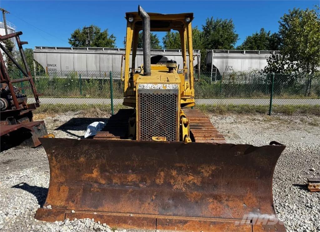 CAT D4C Buldožeri gusjeničari