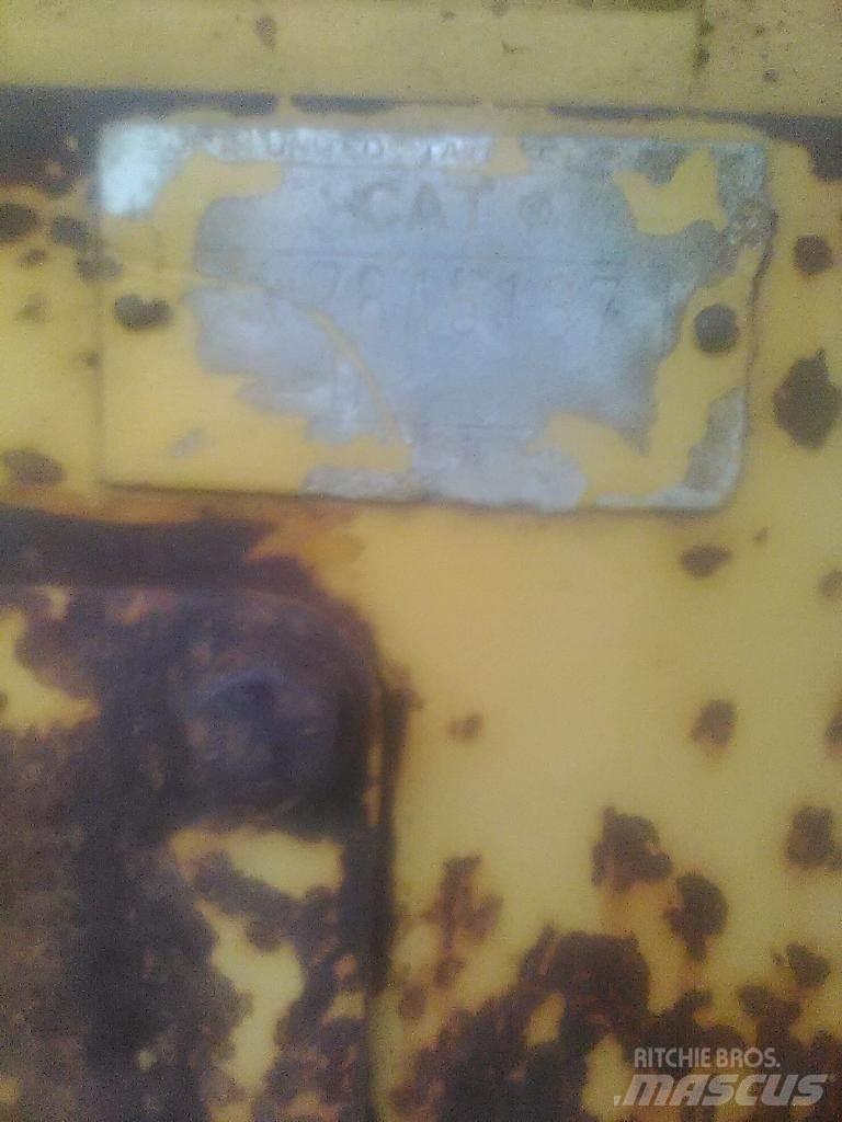 CAT D4D Buldožeri gusjeničari
