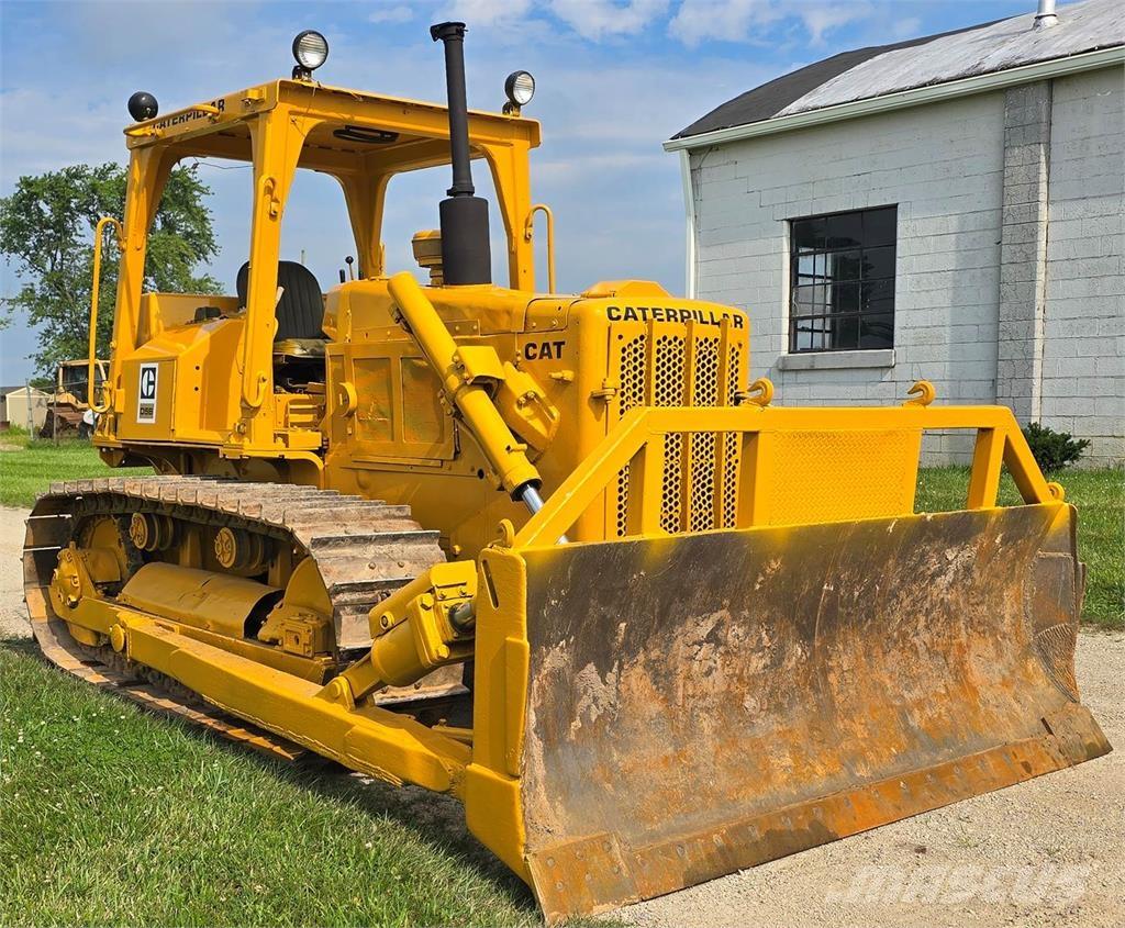 CAT D5B Buldožeri gusjeničari