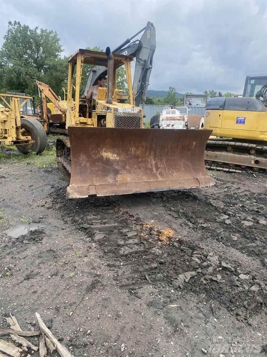 CAT D5C Buldožeri gusjeničari