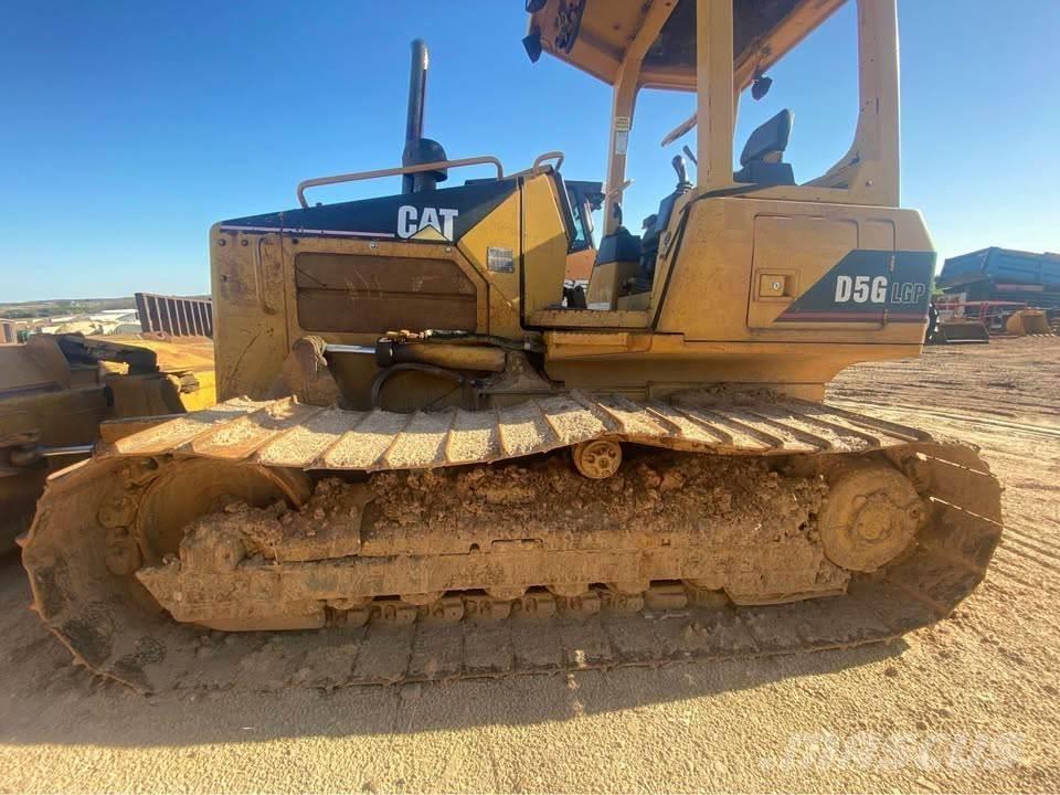 CAT D5G Buldožeri gusjeničari