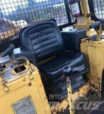 CAT D5H Buldožeri gusjeničari