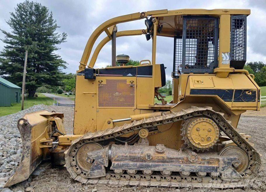 CAT D5M Buldožeri gusjeničari