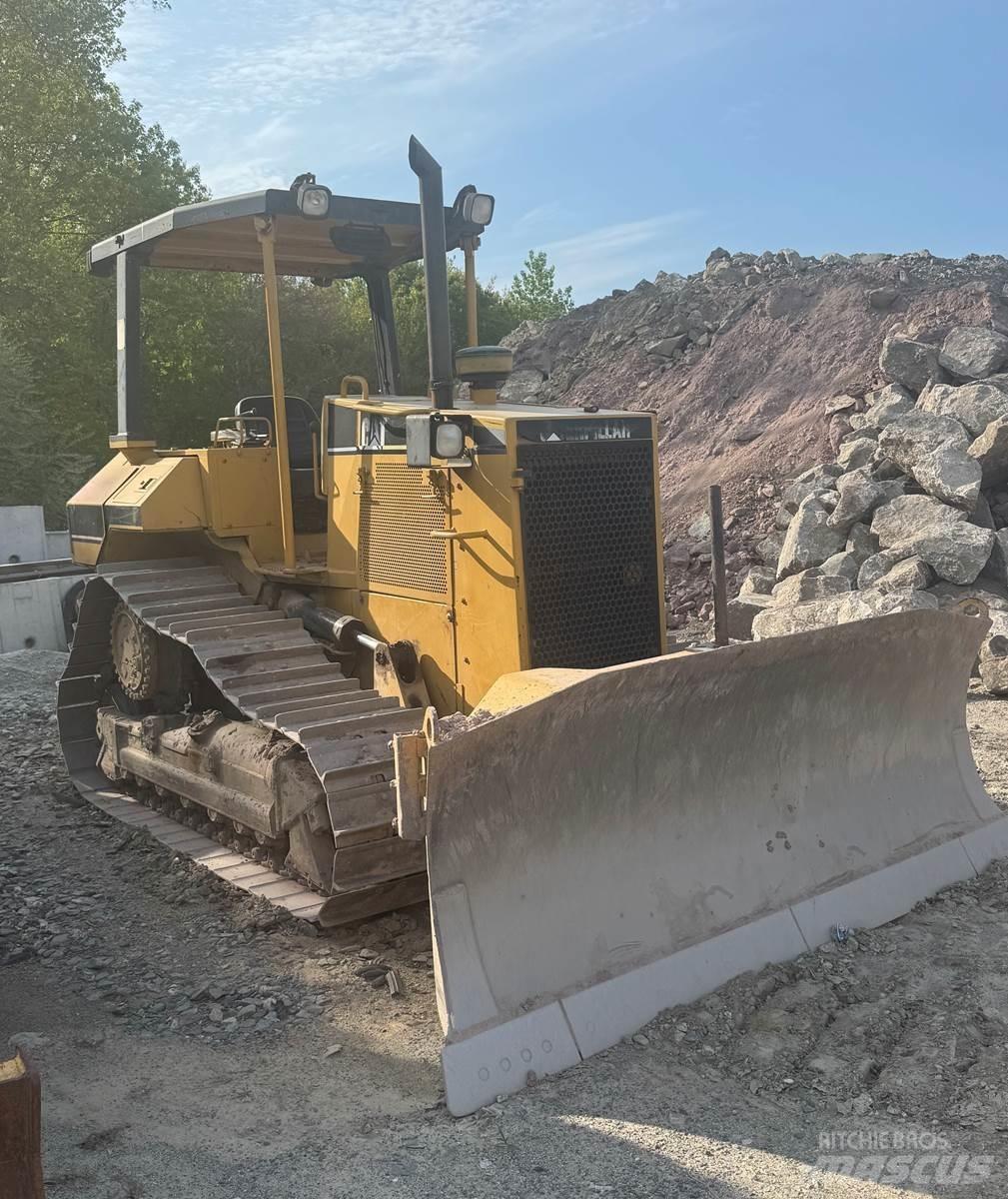 CAT D5M Buldožeri gusjeničari