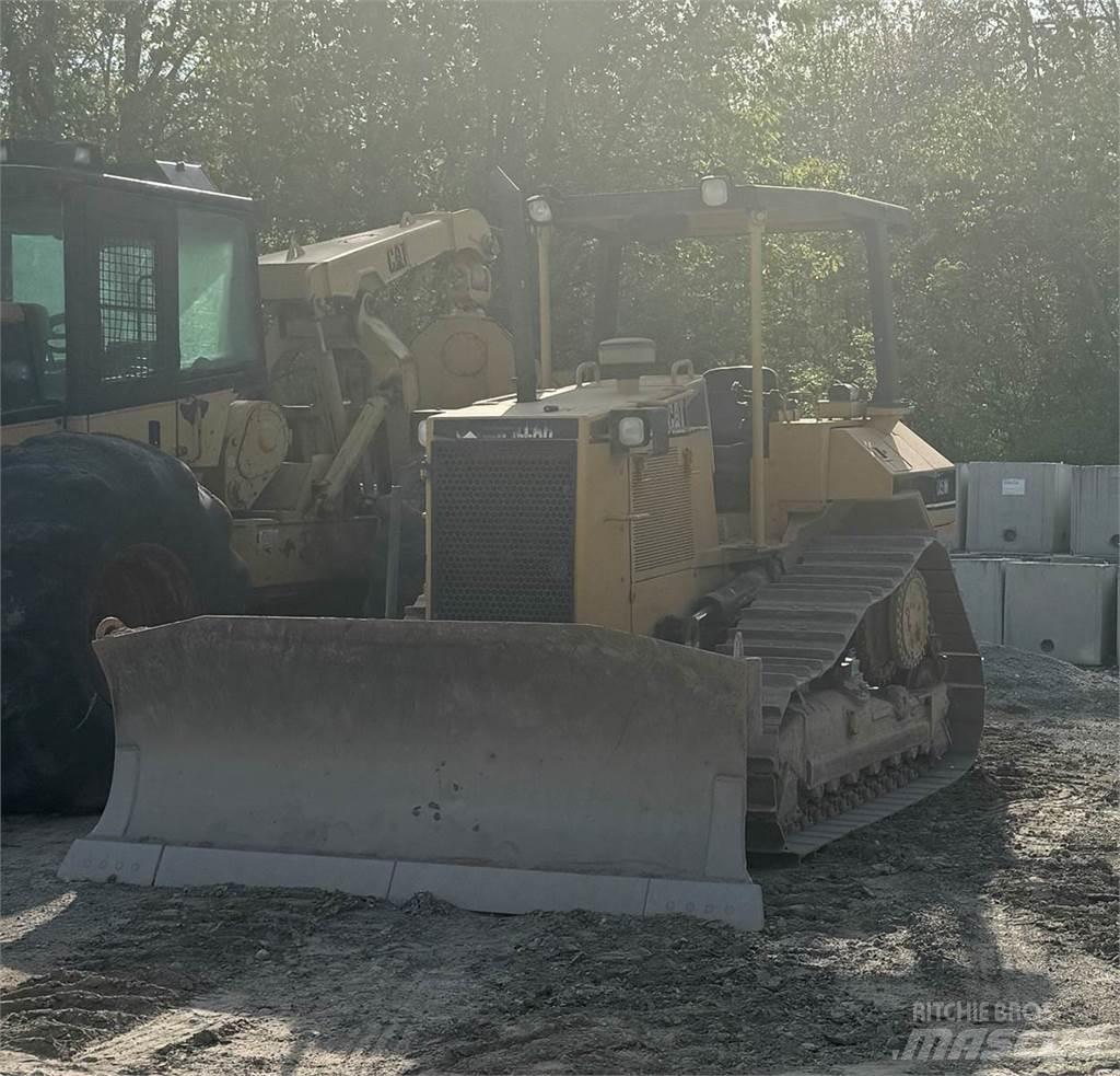 CAT D5M Buldožeri gusjeničari