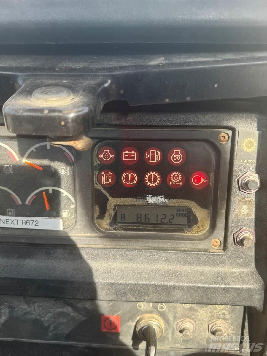 CAT D5M Buldožeri gusjeničari