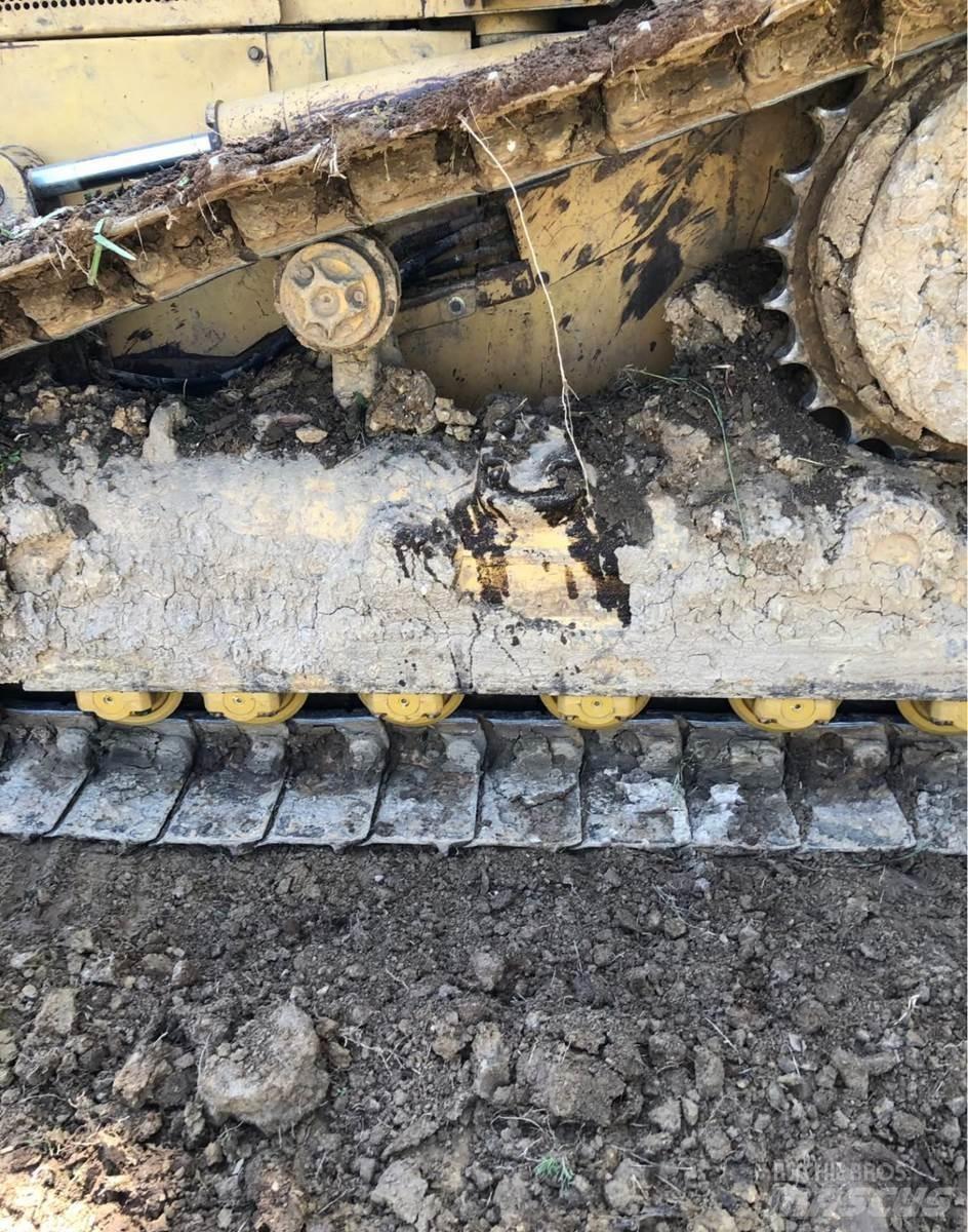 CAT D5M Buldožeri gusjeničari