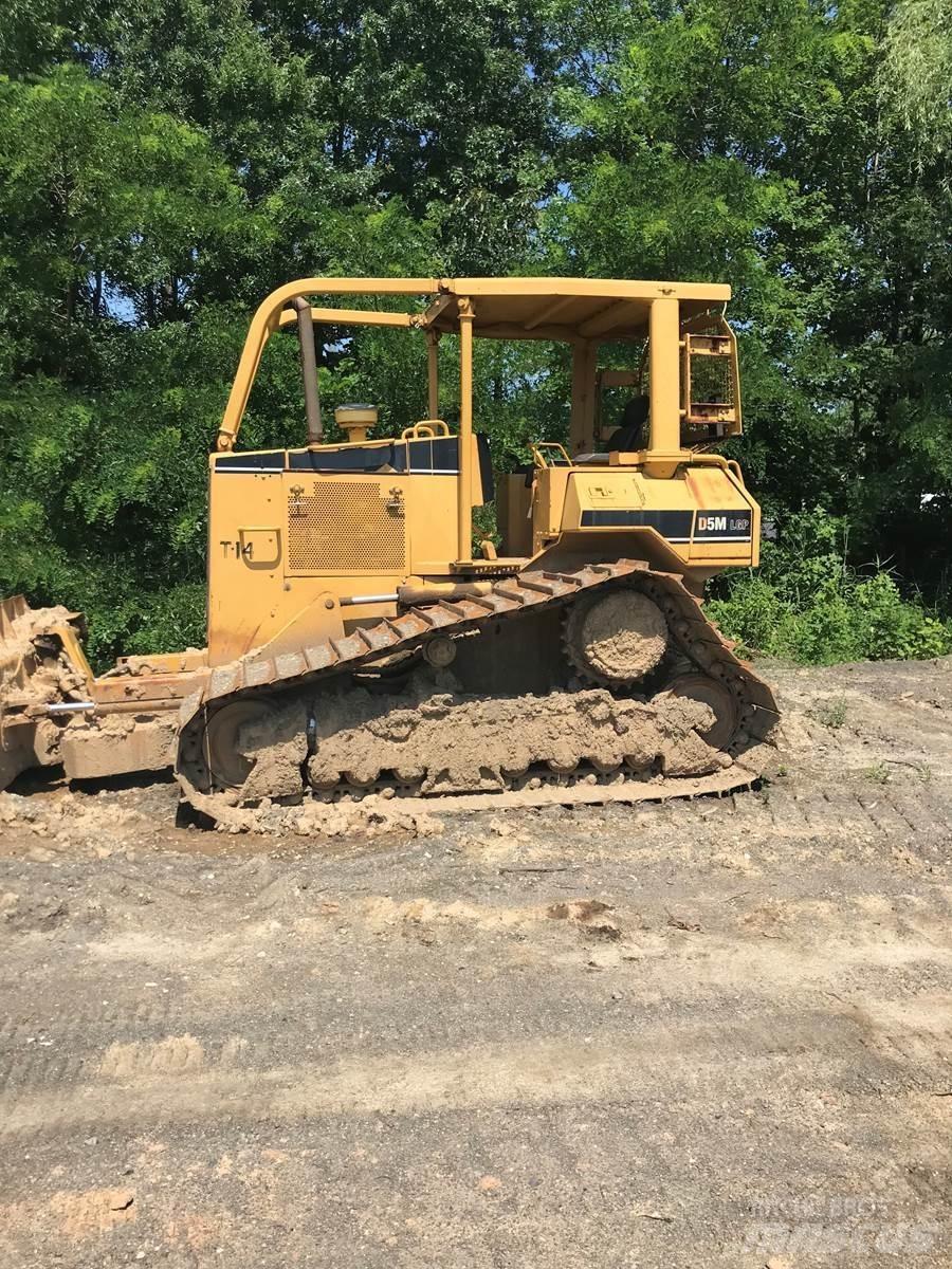 CAT D5M Buldožeri gusjeničari
