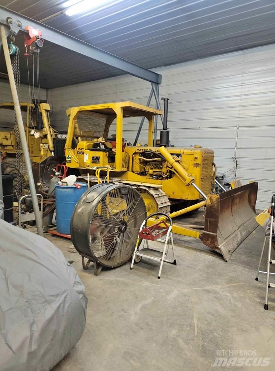 CAT D6B Buldožeri gusjeničari