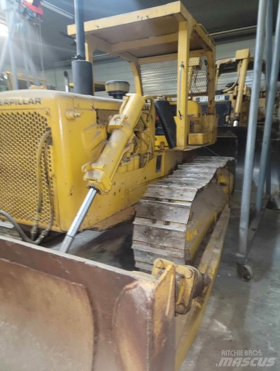 CAT D6B Buldožeri gusjeničari