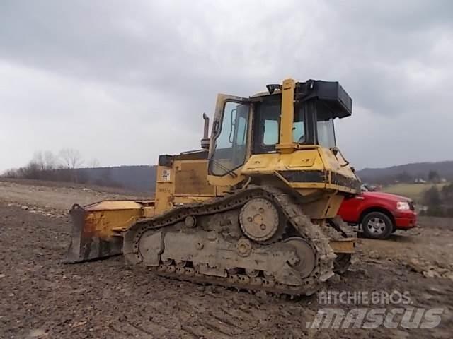 CAT D6M Buldožeri gusjeničari