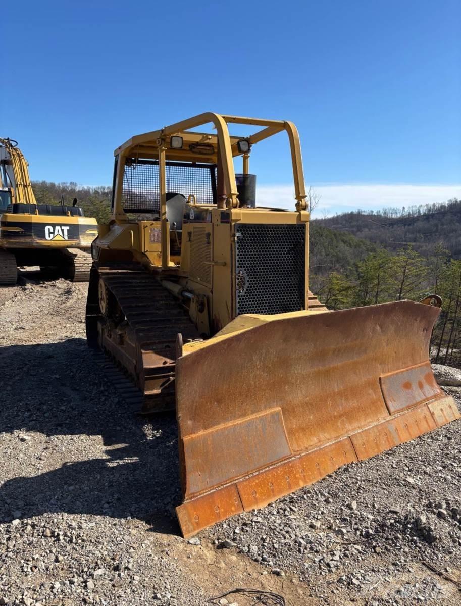 CAT D6M XL Buldožeri gusjeničari