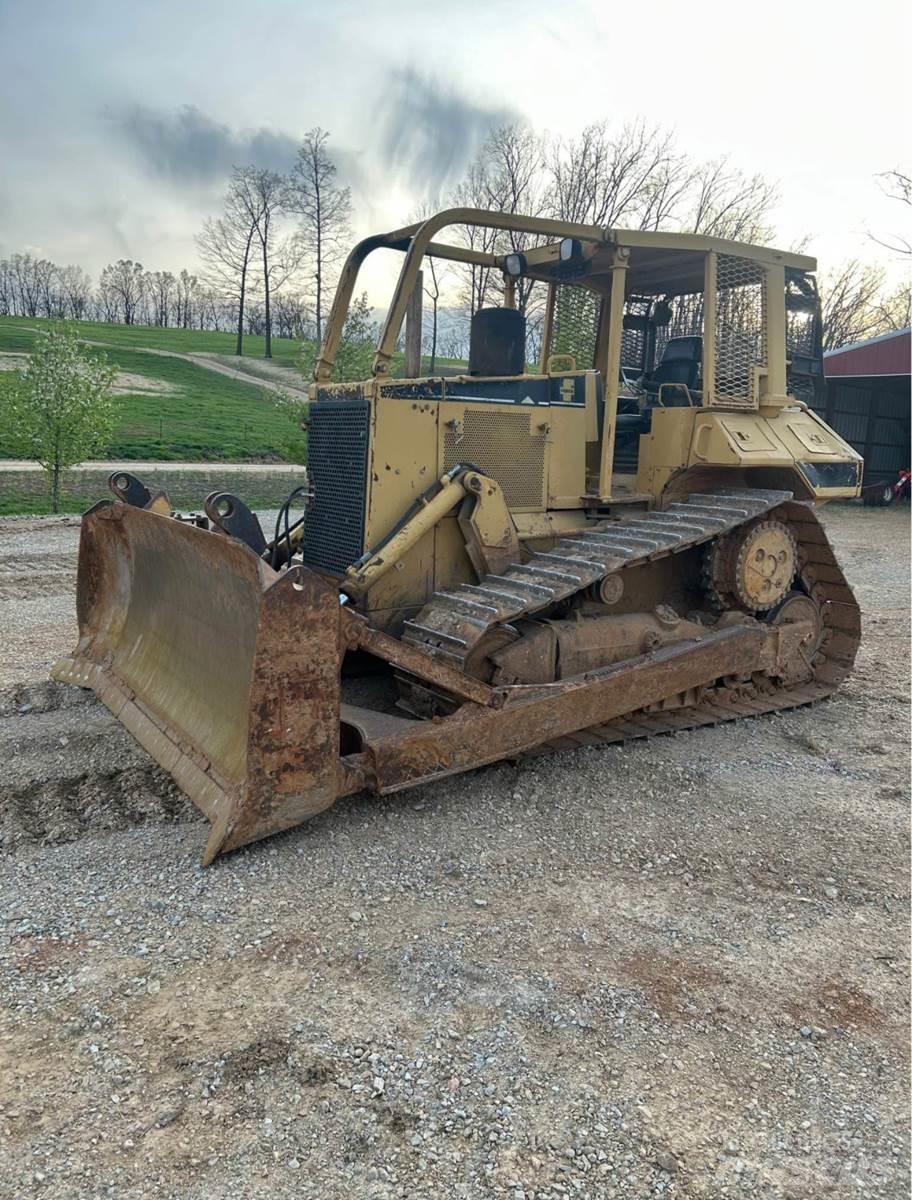 CAT D6M XL Buldožeri gusjeničari