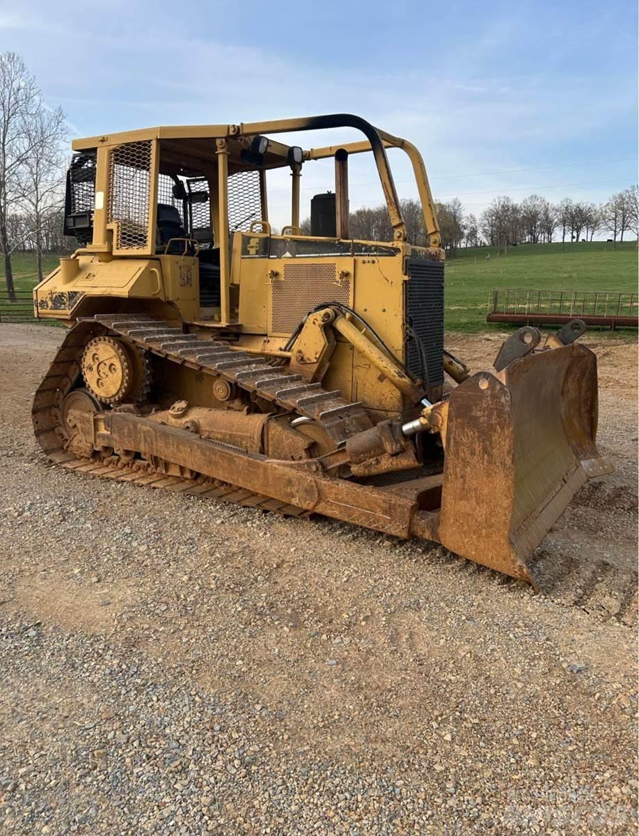 CAT D6M XL Buldožeri gusjeničari