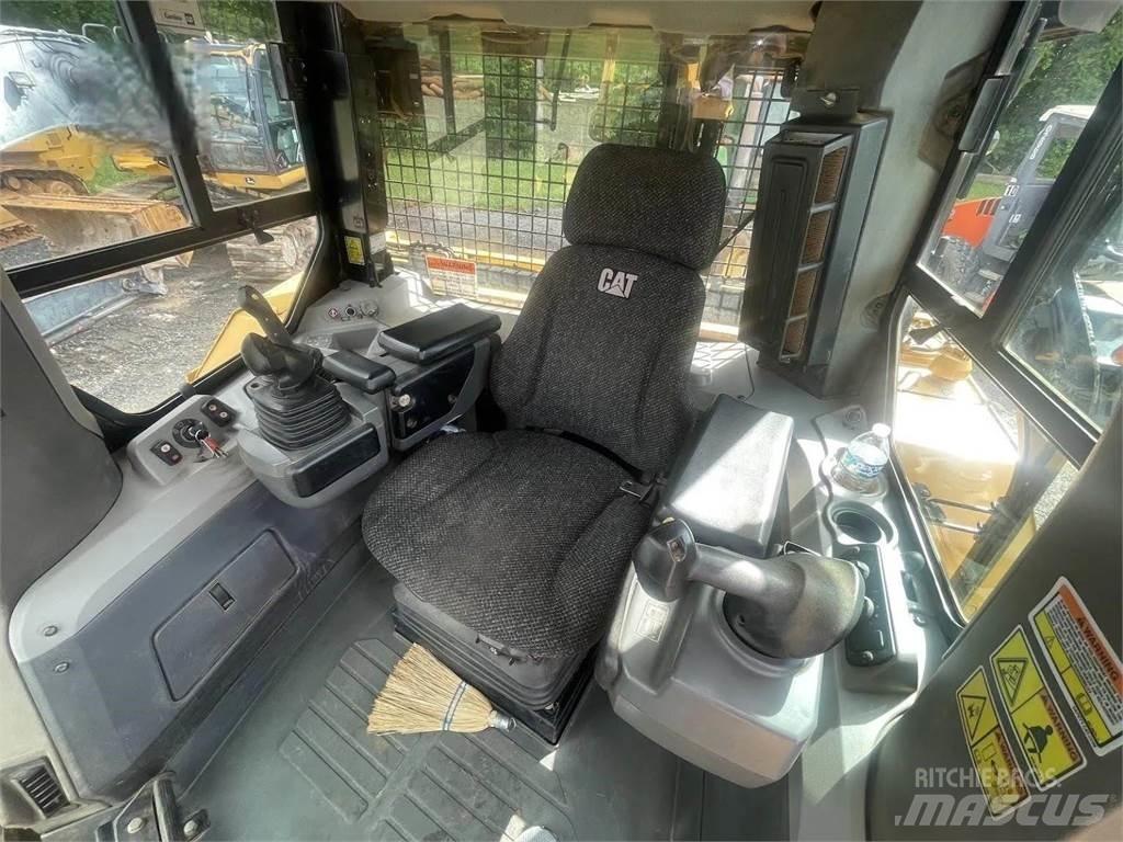 CAT D7E Buldožeri gusjeničari
