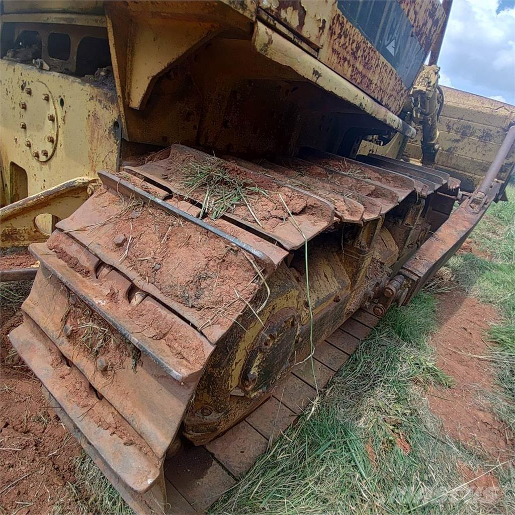 CAT D7E Buldožeri gusjeničari