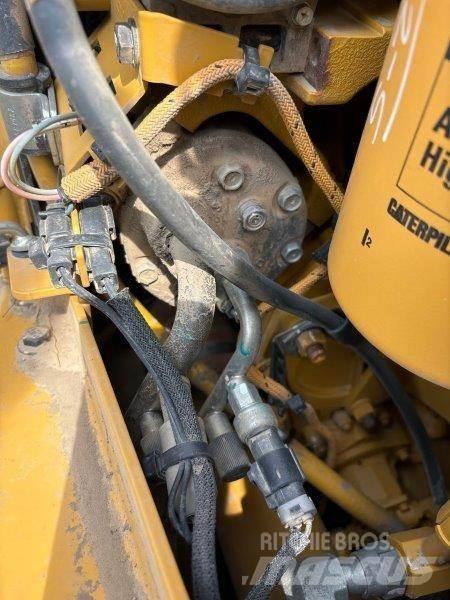CAT D8T Buldožeri gusjeničari