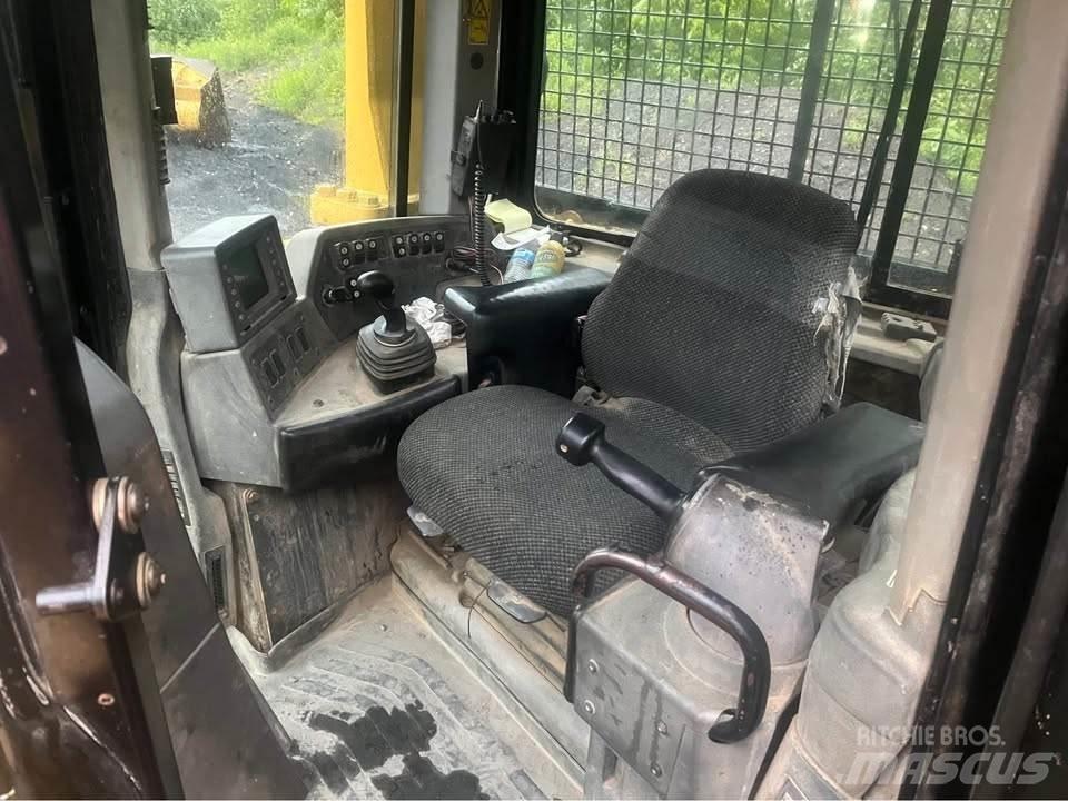CAT D8T Buldožeri gusjeničari
