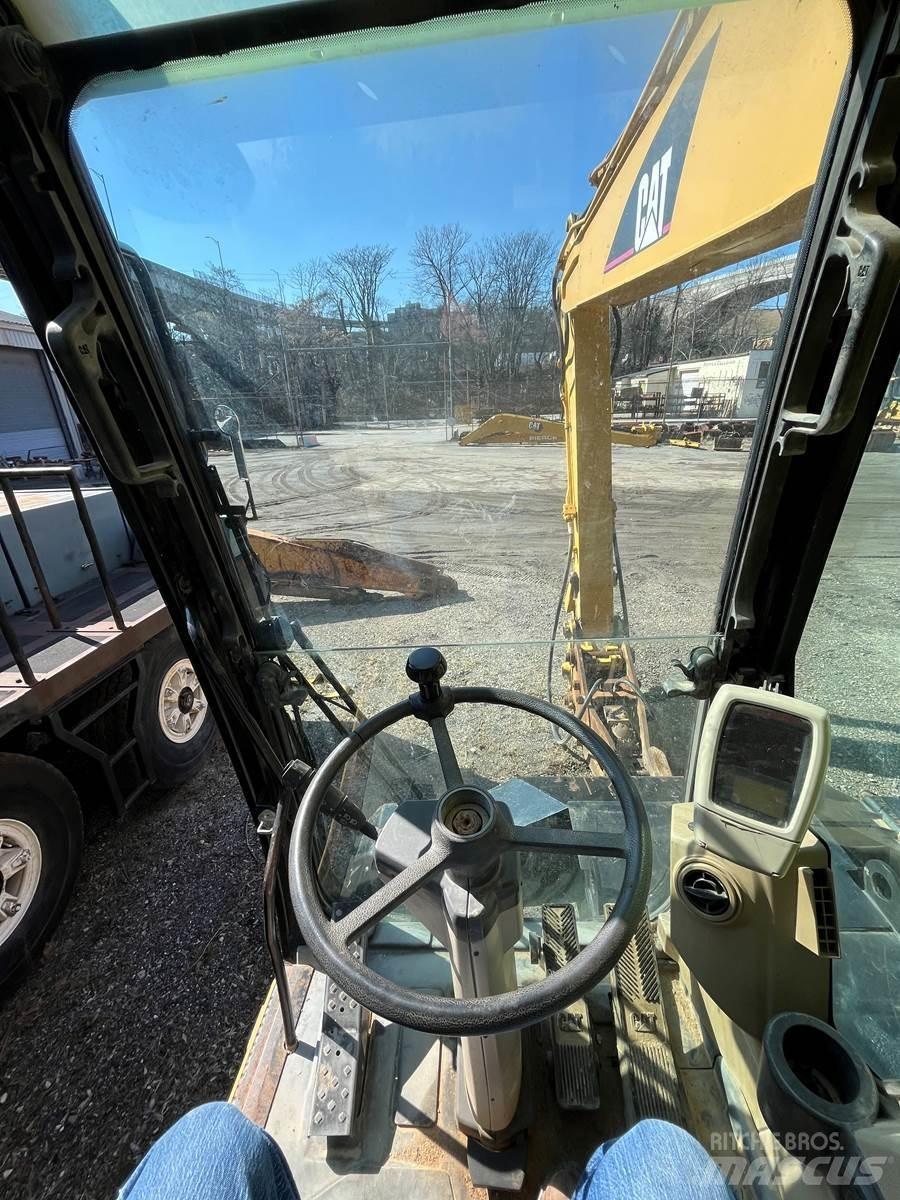 CAT M318C Bageri na kotačima