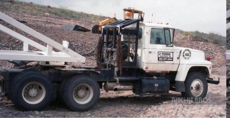 Ford LT9000 Kamioni s ravnim pločom / vitlom