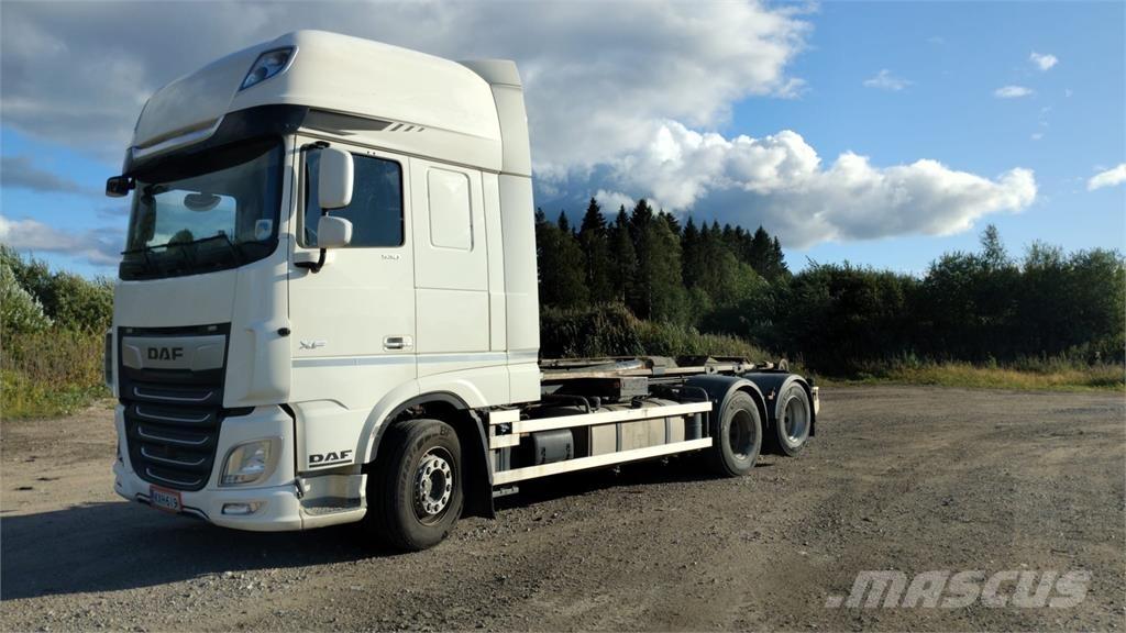 DAF XF 530 Rol kiper kamioni s kukama za dizanje