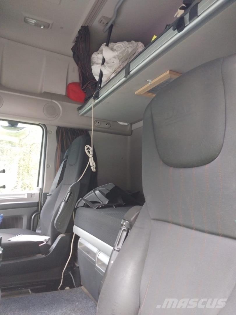 DAF XF 530 Rol kiper kamioni s kukama za dizanje