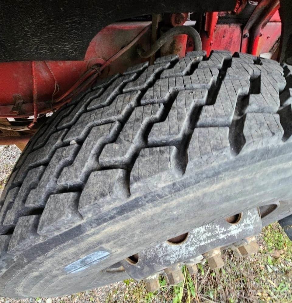Volvo F720 Rol kiper kamioni s kukama za dizanje