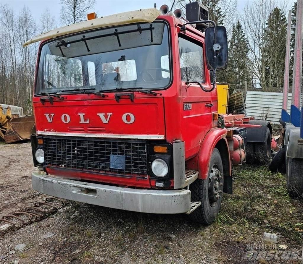 Volvo F720 Rol kiper kamioni s kukama za dizanje