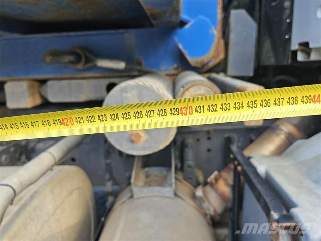 Volvo FM9 4x2 Rol kiper kamioni s kukama za dizanje