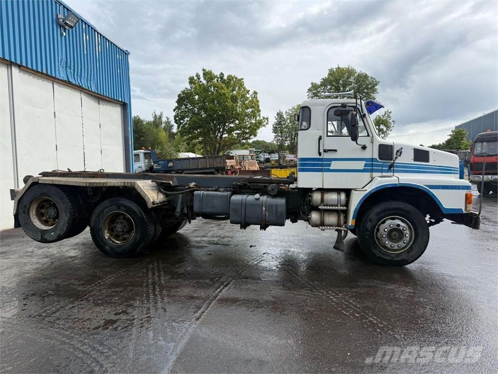 Volvo N10 6x2 Rol kiper kamioni s kukama za dizanje