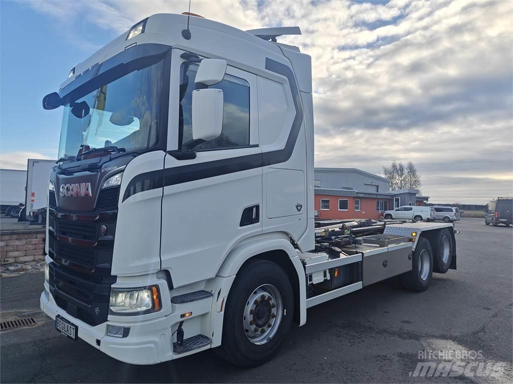 Scania R580 Rol kiper kamioni s kukama za dizanje