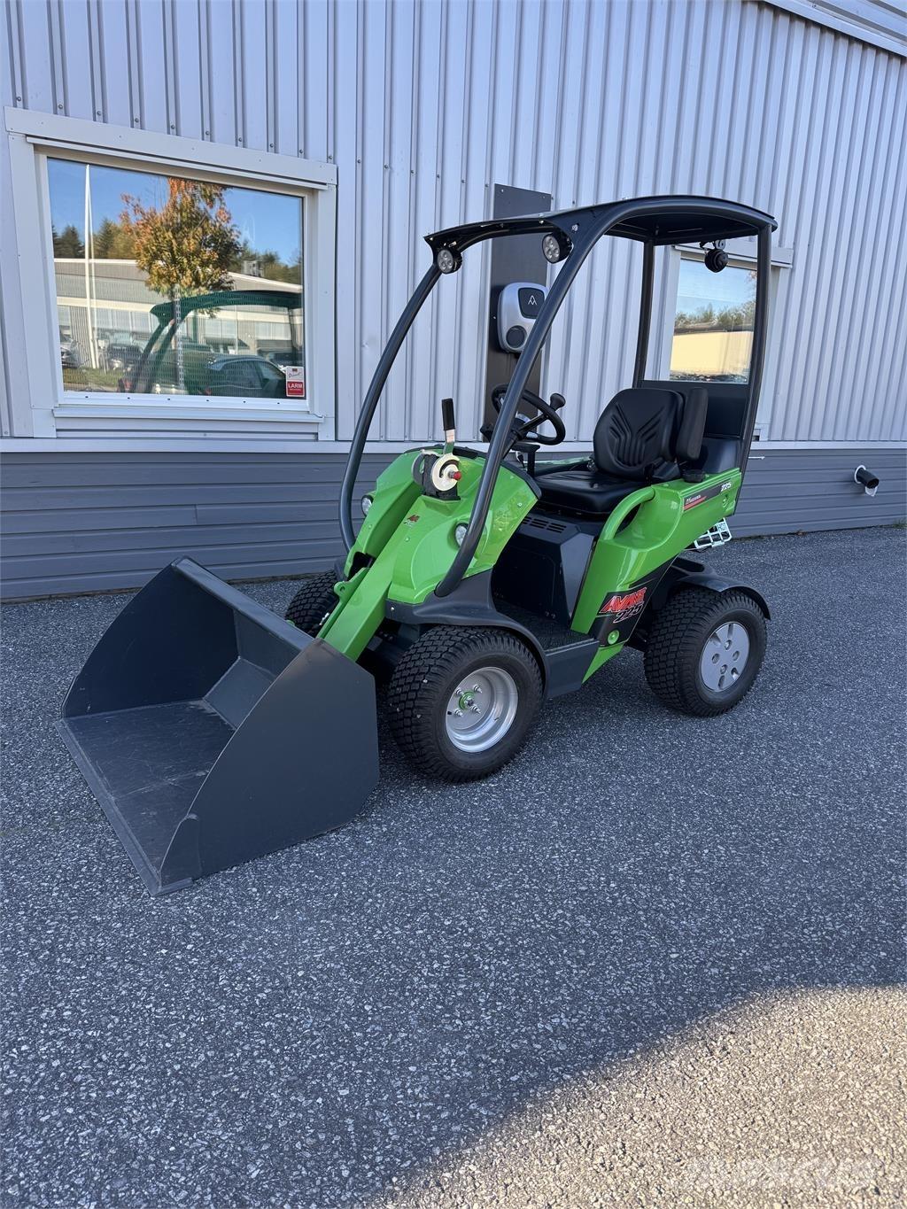 Avant 225 med skopa Skid steer mini utovarivači