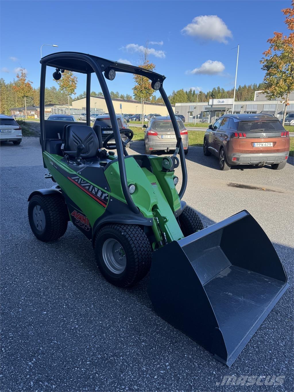 Avant 225 med skopa Skid steer mini utovarivači