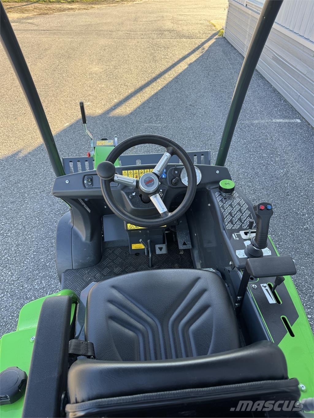 Avant 225 med skopa Skid steer mini utovarivači