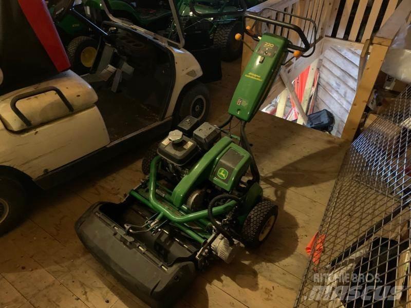 John Deere 220 Traktorske kosilice