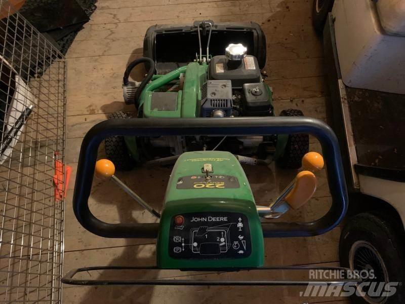 John Deere 220 Traktorske kosilice