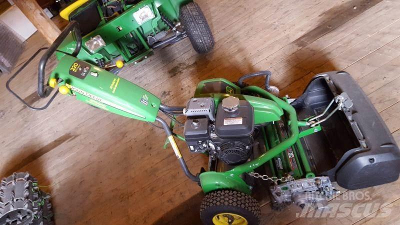 John Deere 220 Traktorske kosilice