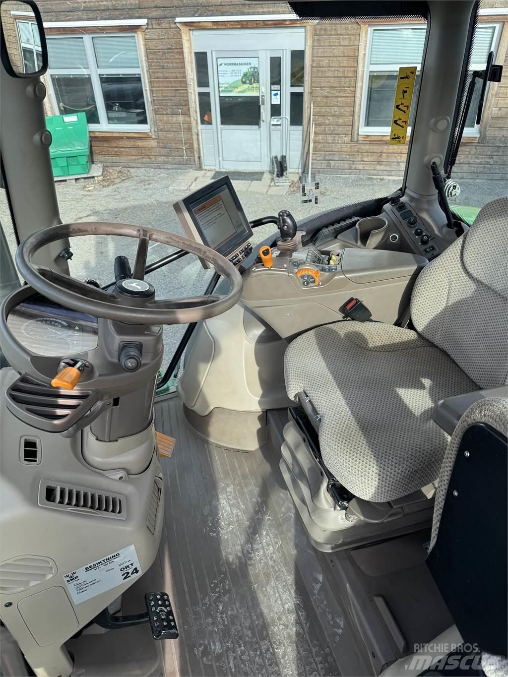 John Deere 6215R Traktori