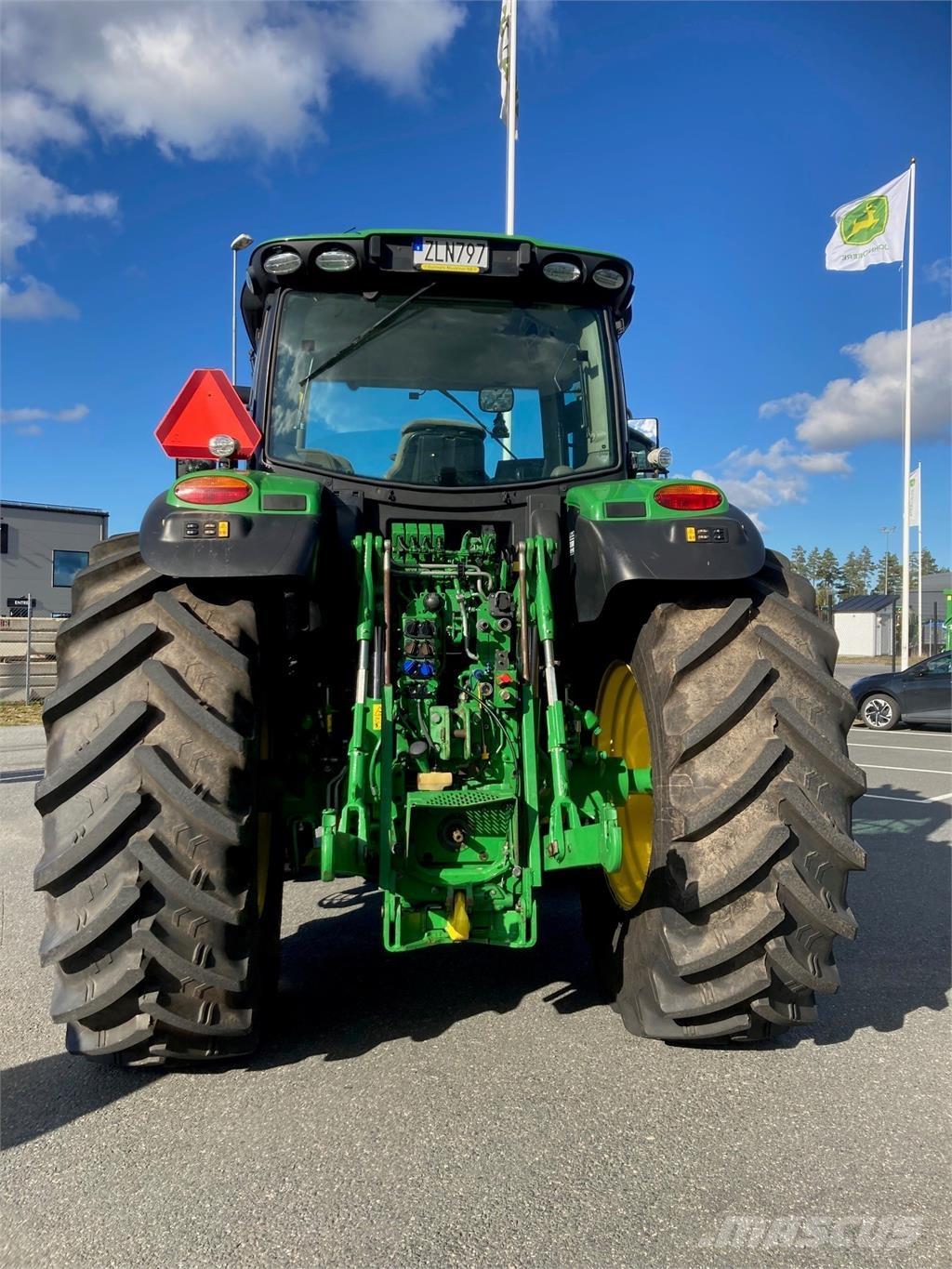 John Deere 6215R Traktori