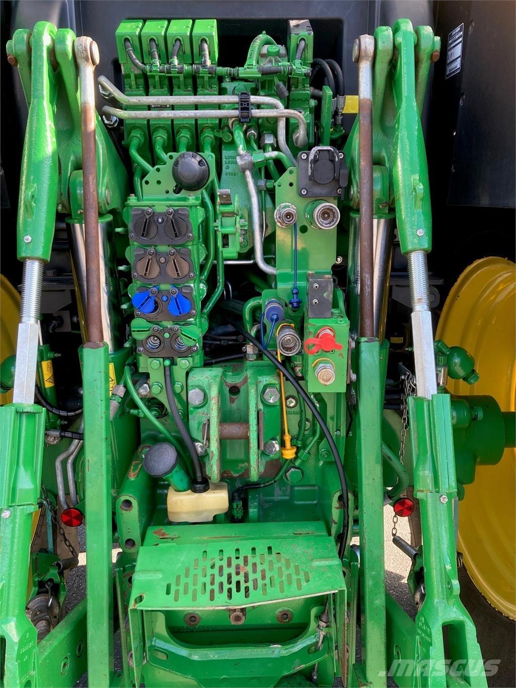 John Deere 6215R Traktori