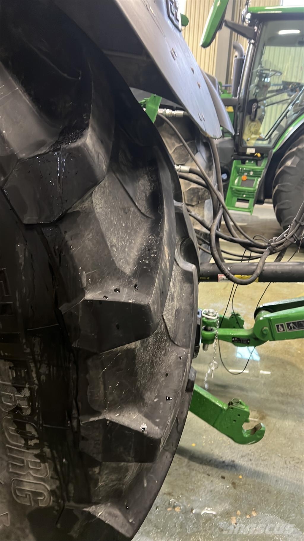 John Deere 6215R Traktori