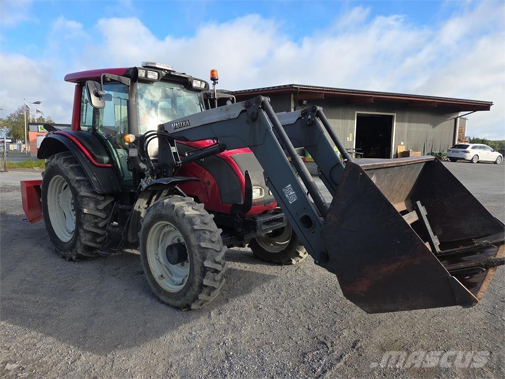 Valtra N121 Traktori